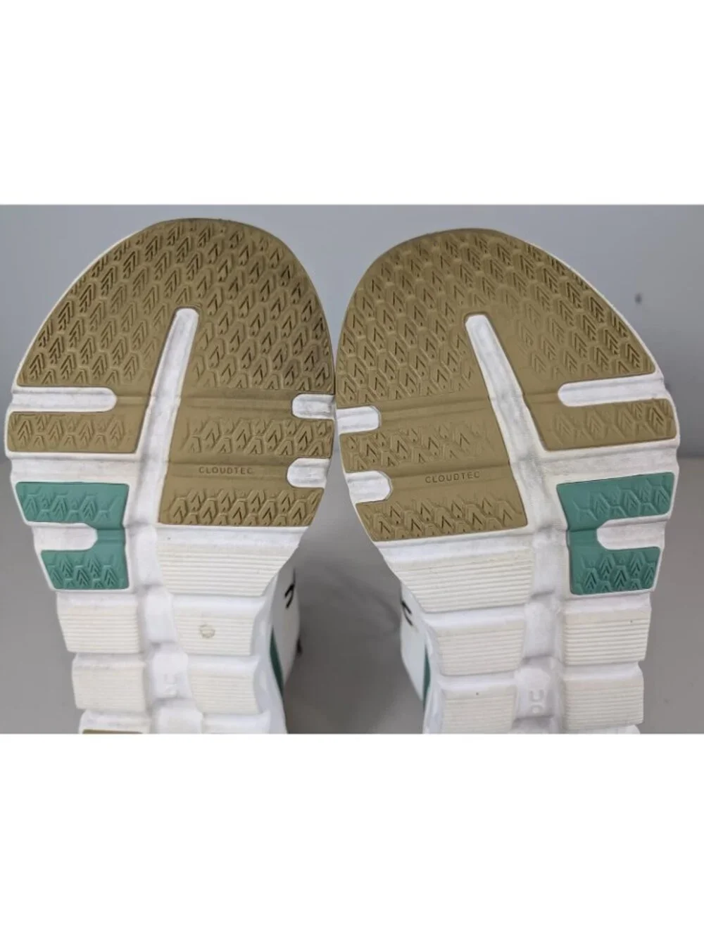 On cloud cloud runner2 undyed green, white running shoes women's size 9.5